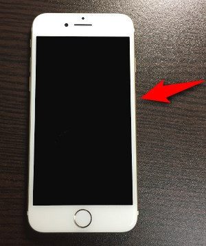 iPhoneのSIMカードは側面から取り出せます。