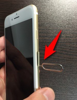 SIM取り出し用のピンをiPhoneの側面にある穴に押し込む。