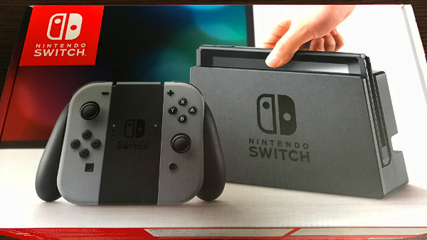 Nintendo Switch(Lite,有機EL含む)にmicroSDカードを入れる方法 