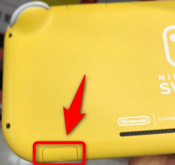 Nintendo Switch(Lite含む)にmicroSDカードを入れる方法 | PLUS1WORLD