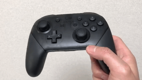 Nintendo SwitchのProコントローラーは触ってみるとだいぶ分厚い。（GIF画像）