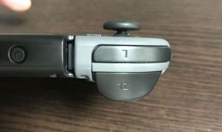 Nintendo SwitchのJoy-Conは携帯性のためにボタンが小さくなっていて押し間違えやすい。