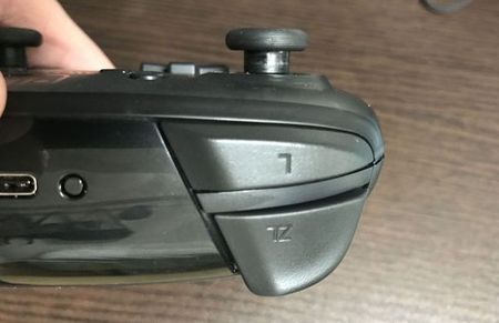 Nintendo SwitchのProコントローラーはボタンが小さくないのでボタンを押し間違えにくい。
