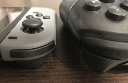 Nintendo SwitchのProコントローラーとJoy-Conのボタンの大きさの差は大きい。