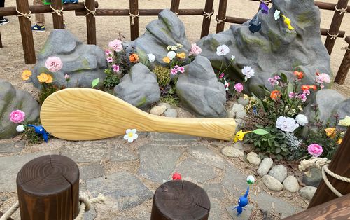 ピクミンのオブジェ展示エリア２。宮島で伝統工芸の「しゃもじ」を運ぼうとしているピクミン。