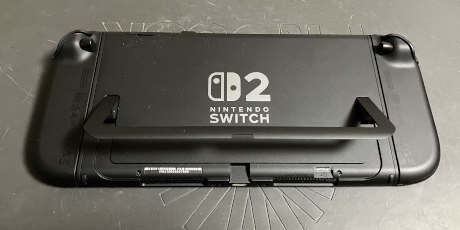 電源の切れたNintendo Switch 2を裏返し、スタンドを出す