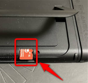 SDカードスロットにmicroSD EXカードを正しい向きで入れる