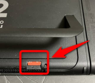 カチッと音がするまで、microSD EXカードを押し込む