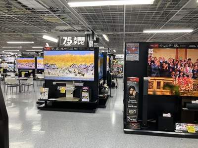 大型テレビが横並びに設置されているエリアは圧巻