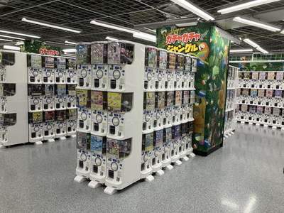大量のガチャガチャが設置「ガチャガチャジャングル」